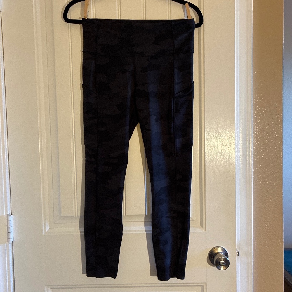 Lululemon black and gray camo cropped leggings size S